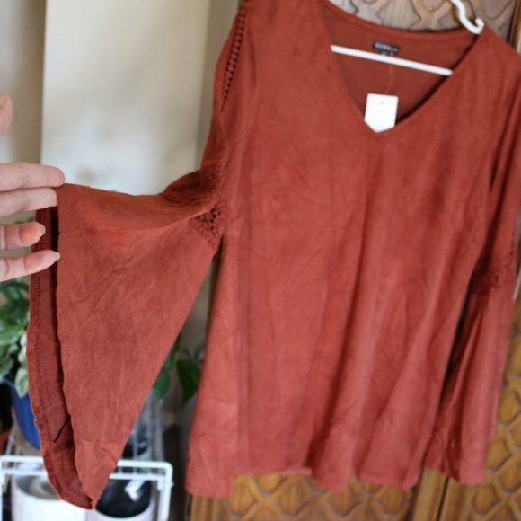 HANNAH Crochet Cutout Faux Suede Bell Sleeve Boho Tunic Top - NWT! - Picture 4 of 14